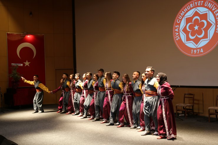 CÜ'de folklor gecesi