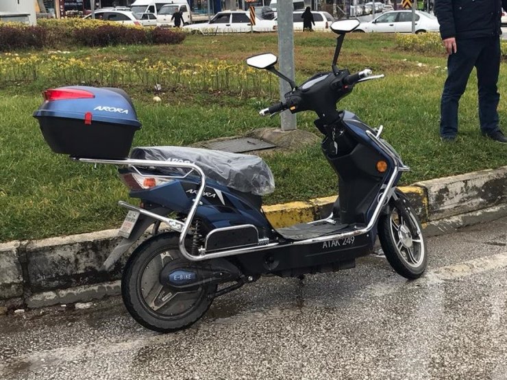 Kamyon ile elektrikli bisiklet çarpıştı 2 yaralı