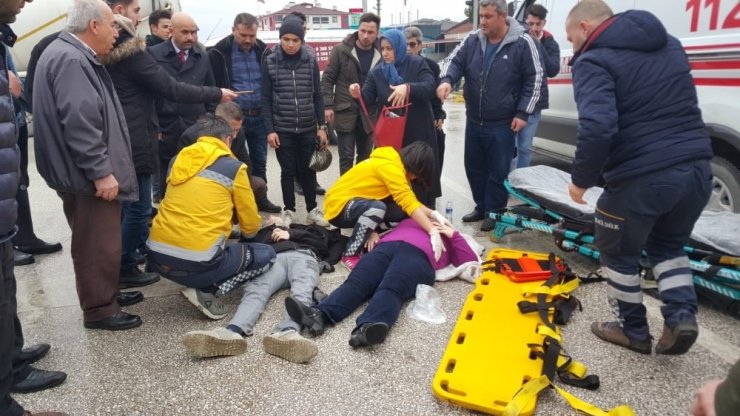 Kamyon ile elektrikli bisiklet çarpıştı 2 yaralı