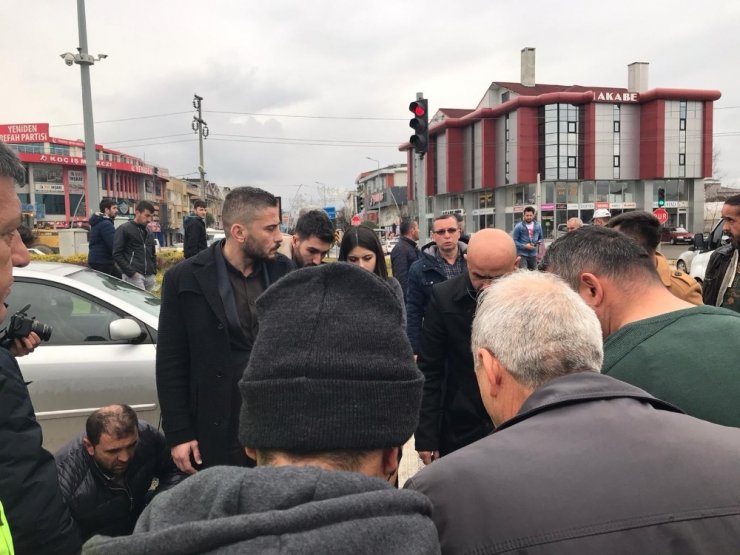 Kamyon ile elektrikli bisiklet çarpıştı 2 yaralı