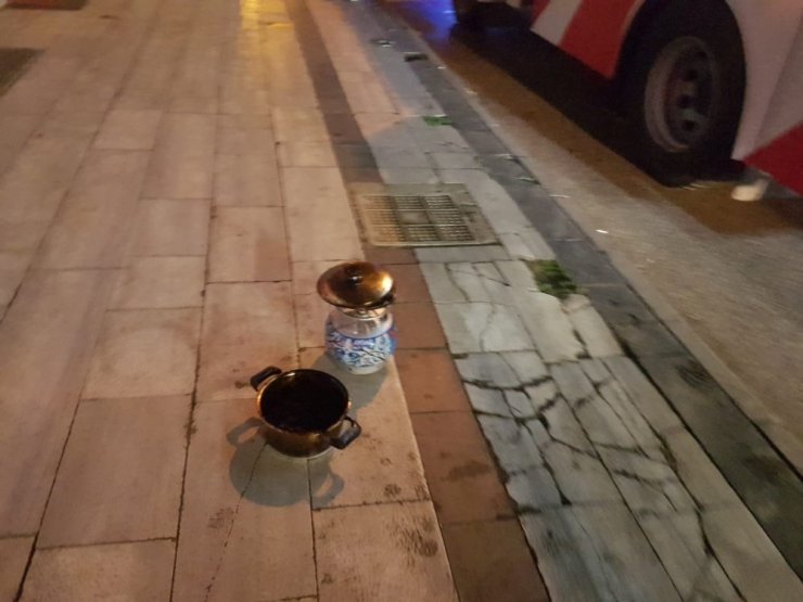 Ocakta bırakılan yemek apartmanda paniğe neden oldu