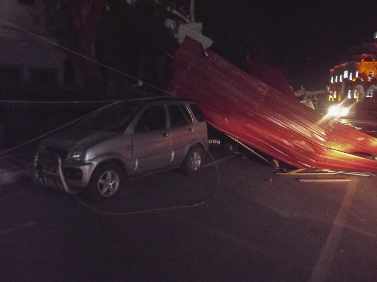 Elazığ'ın Sivrice ilçesinde fırtına kaymakamlık binasının çatısını uçurdu