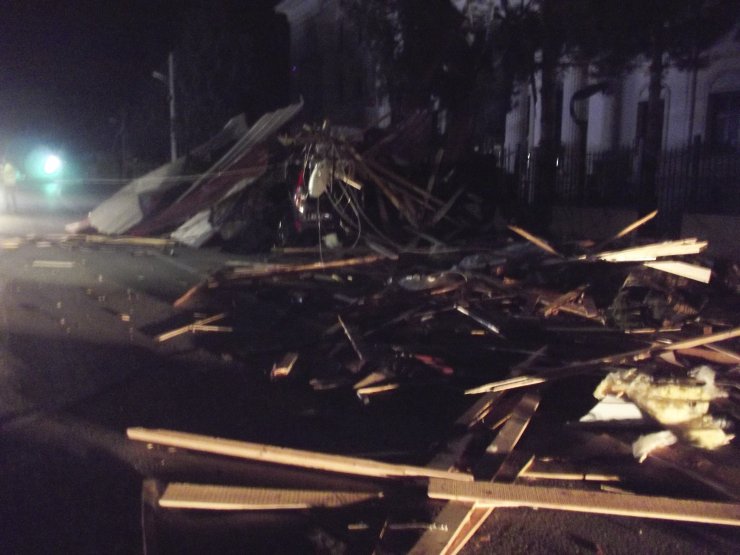 Elazığ'ın Sivrice ilçesinde fırtına kaymakamlık binasının çatısını uçurdu