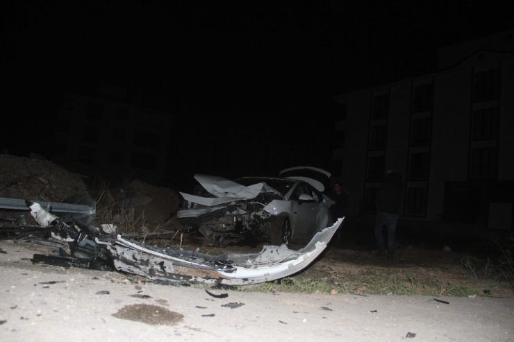 Kaza yapan otomobil trafoyu devirdi: 4 yaralı