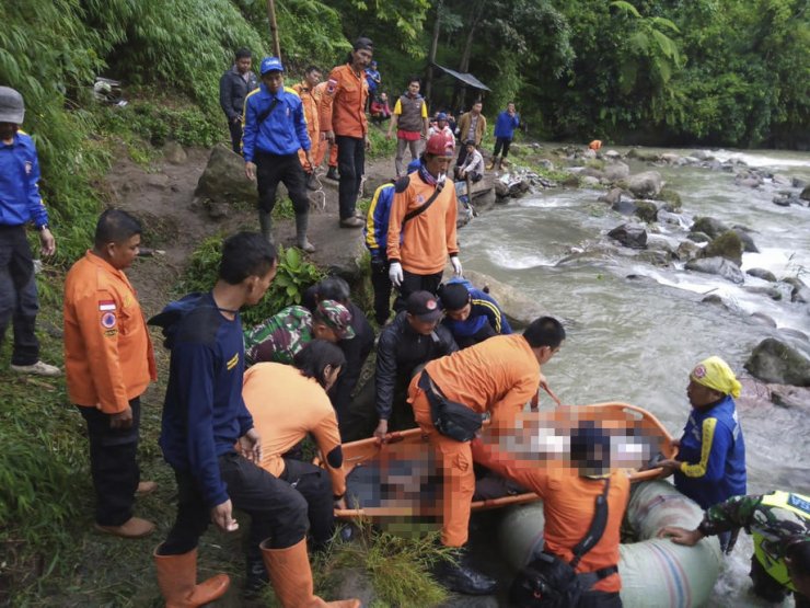 Endonezya’da otobüs nehre uçtu: 25 ölü
