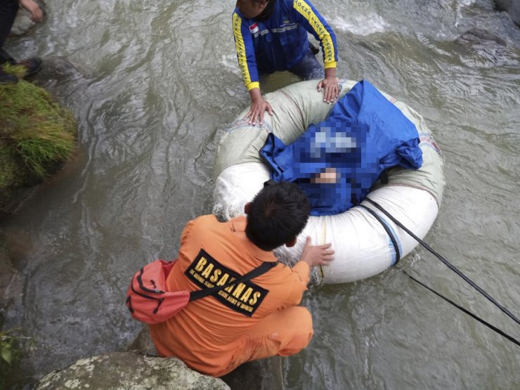 Endonezya’da otobüs nehre uçtu: 25 ölü