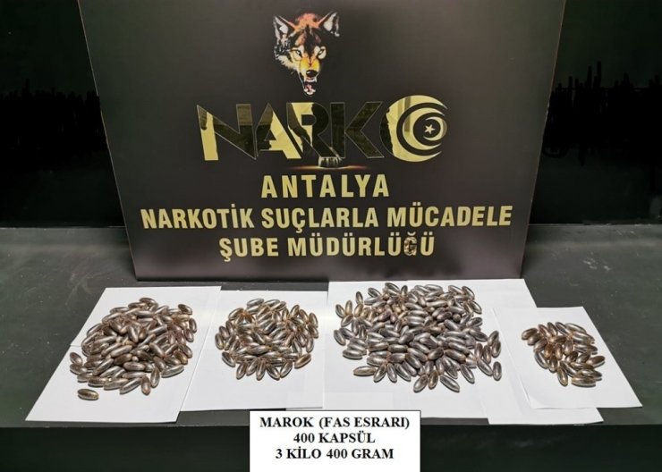 Midelerinde ve bağırsaklarında 400 kapsül uyuşturucuyla havalimanında yakalandılar