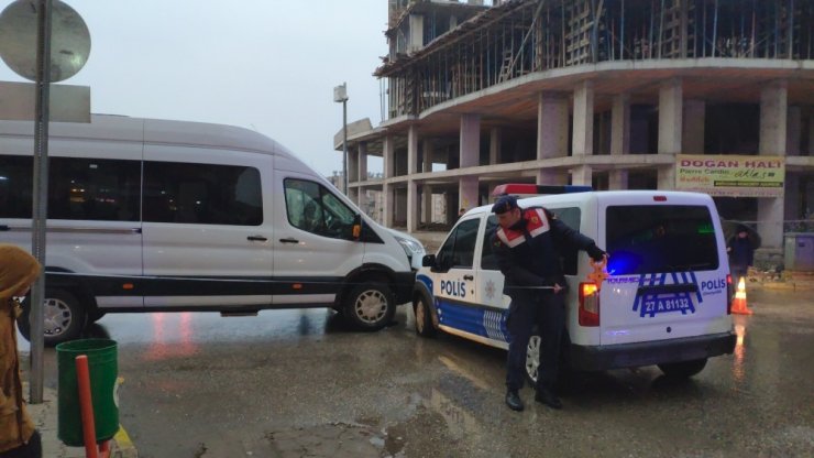 Polis aracı ile yolcu minibüsü çarpıştı