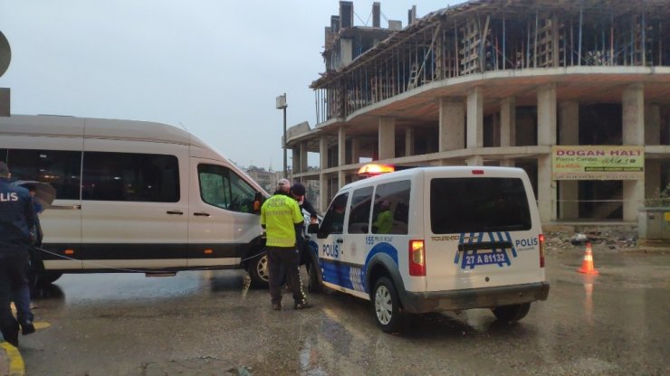 Polis aracı ile yolcu minibüsü çarpıştı