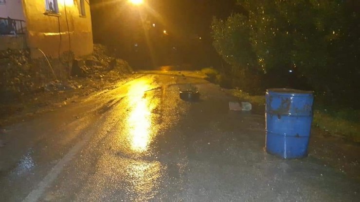 Samandağ’da aşırı yağış sonrası yol çöktü