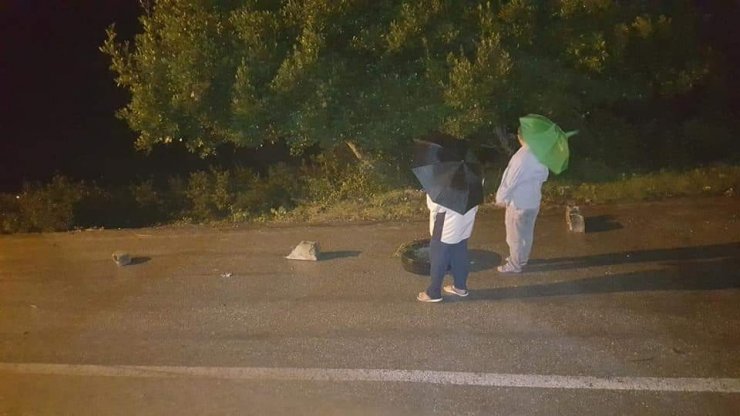 Samandağ’da aşırı yağış sonrası yol çöktü