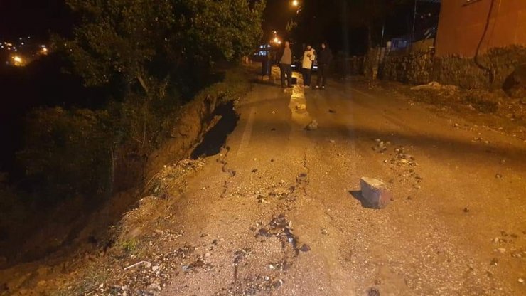 Samandağ’da aşırı yağış sonrası yol çöktü