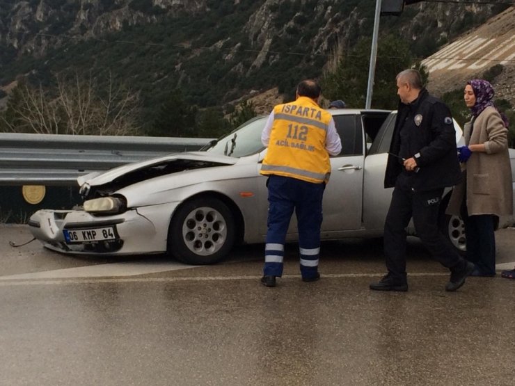 Kayganlaşan zeminde kontrolden çıkan otomobil bariyerlere çarptı: 3 yaralı