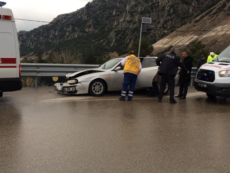 Kayganlaşan zeminde kontrolden çıkan otomobil bariyerlere çarptı: 3 yaralı