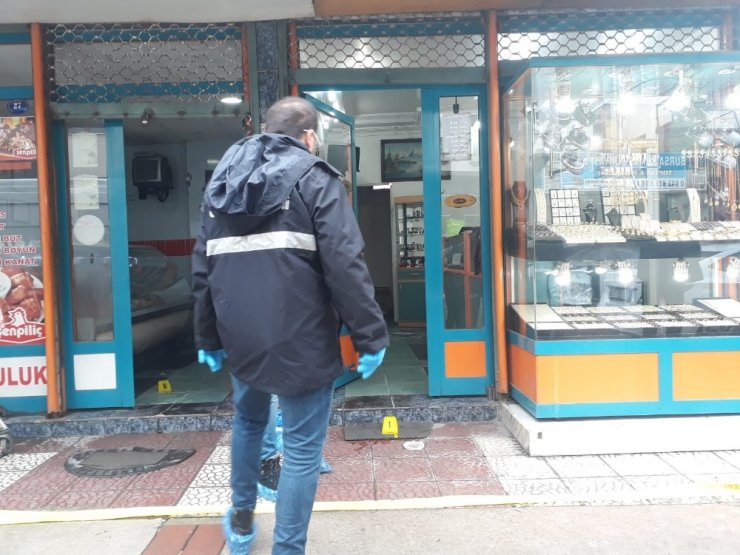 İzmir’de soygun dehşeti: 2 yaralı