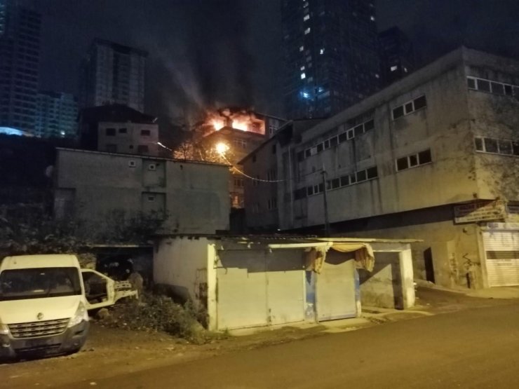 Kadıköy’de alevler geceyi aydınlattı