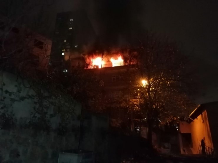 Kadıköy’de alevler geceyi aydınlattı
