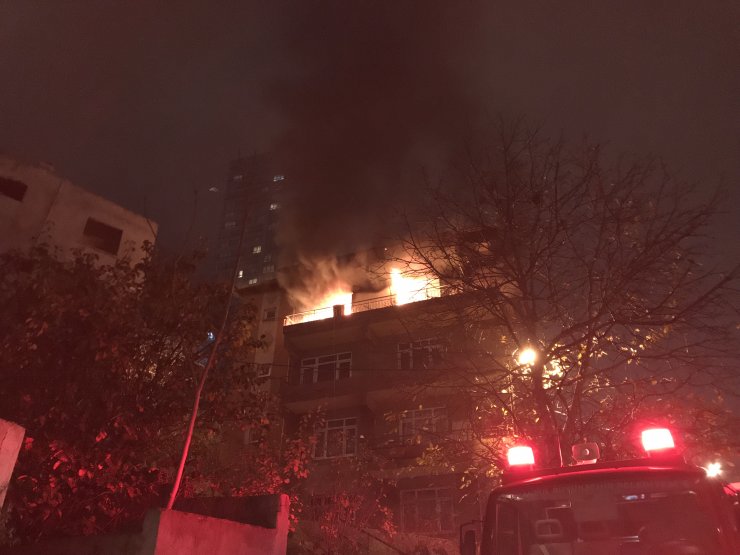 Kadıköy'de ikametgah yangını