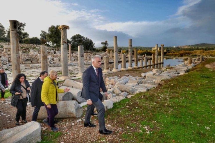 Bakan Ersoy, Patara’da incelemelerde bulundu