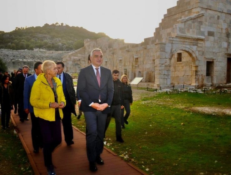 Bakan Ersoy, Patara’da incelemelerde bulundu