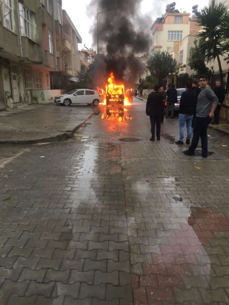 Park halindeki araç alev topuna döndü