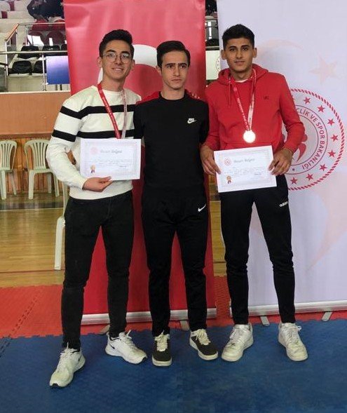 Kick Boks’ta Milaslı 5 öğrenci il birincisi oldu