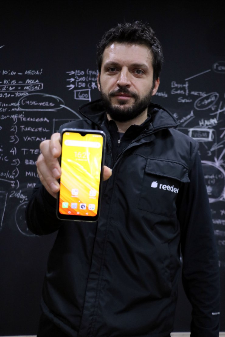 Reeder yeni akıllı cep telefonu "P13 Blue"yu piyasaya sundu