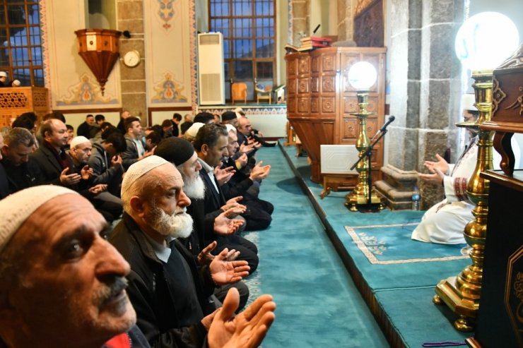 Vali Kaymak milli sporcularla sabah namazında