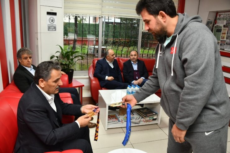 Vali Kaymak milli sporcularla sabah namazında