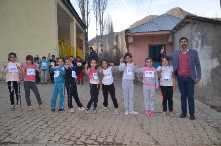 Öğrenciler köy meydanında yarıştı