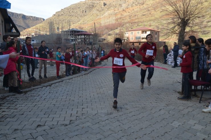Öğrenciler köy meydanında yarıştı