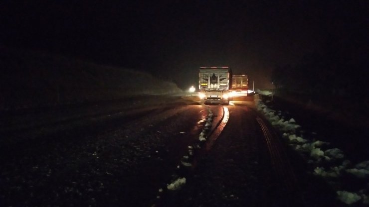 Sivas’ta kar yağışı sürücülere zor anlar yaşattı