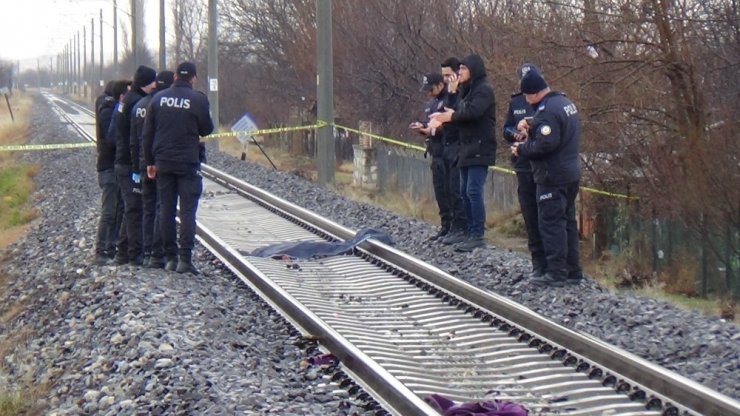 Tren raylarında parçalanmış kadın cesedi bulundu