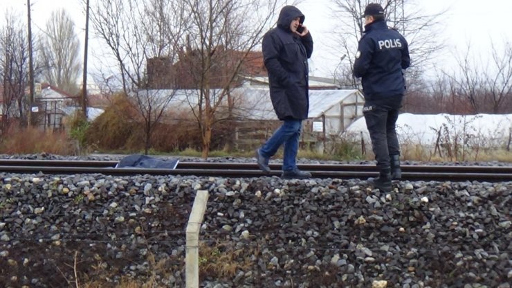 Tren raylarında parçalanmış kadın cesedi bulundu