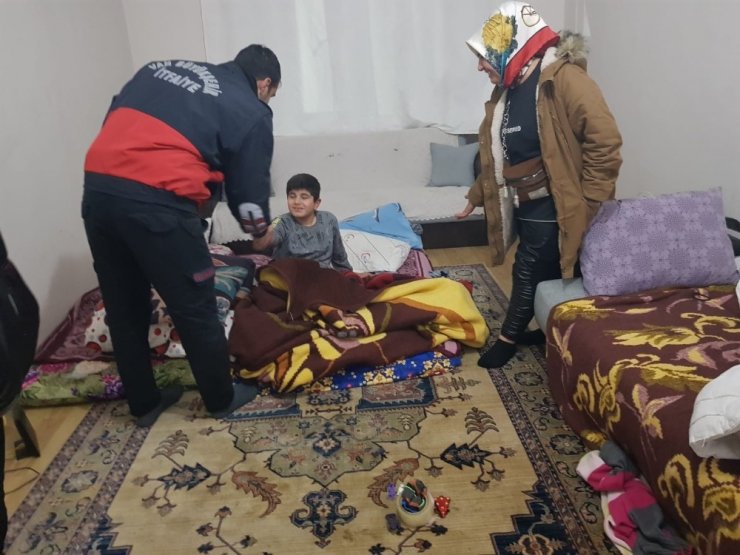 Evde uyuyakalan çocuk itfaiyeyi alarma geçirdi