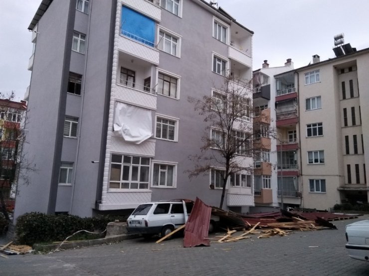 Rüzgar çatı uçurdu