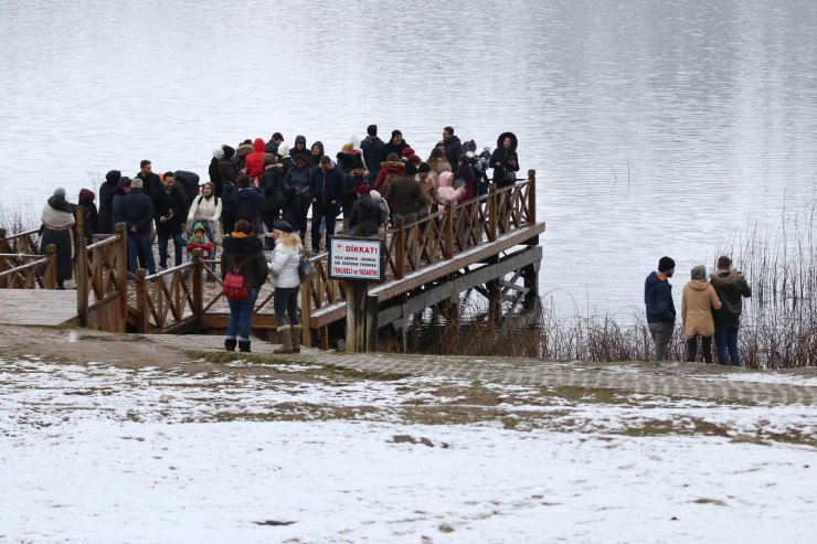 Kar Abant'ı beyaza bürüdü