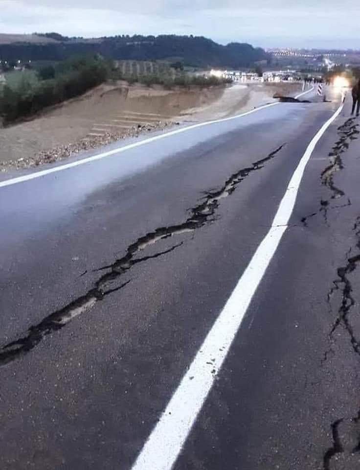 Adana’da karayolu çöktü