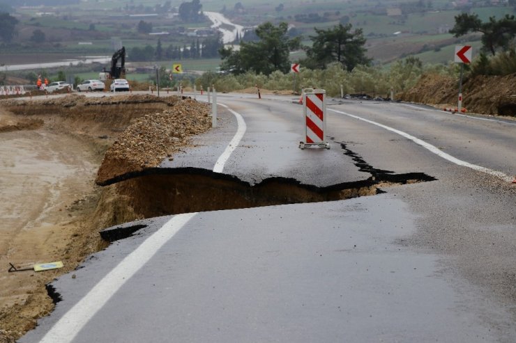6 ilçeyi Adana’ya bağlayan karayolu çöktü