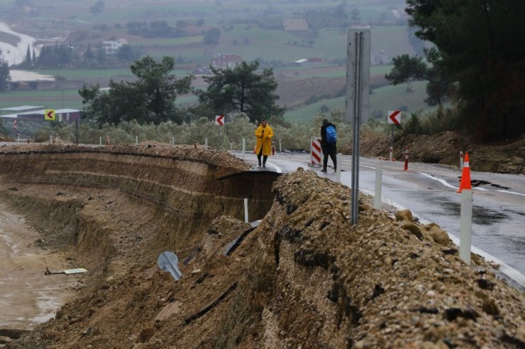 6 ilçeyi Adana’ya bağlayan karayolu çöktü
