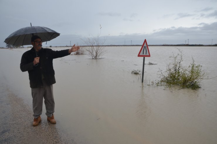 Adana'da sel Kozan-Ceyhan yolunu kapattı