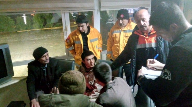 11 saat mahsur kaldılar, helikopterle kurtarıldılar