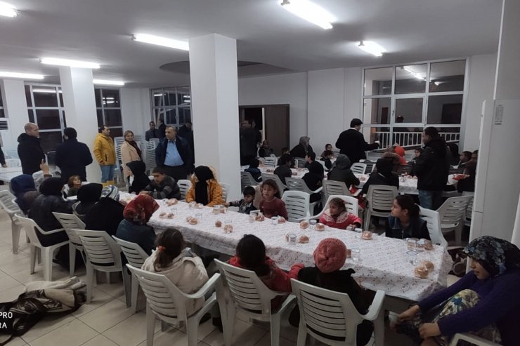 Adana'da tarlalardaki çadırları su altında kalan Suriyeliler taziye evine yerleştirildi