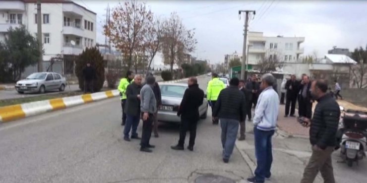 Otomobil öğrencilere çarptı