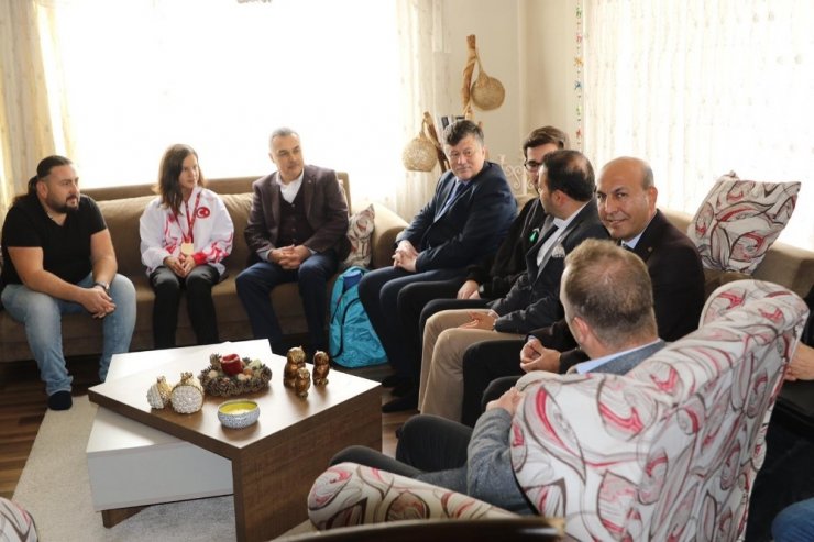 Savaş ve Fillikçioğlu’ndan Muaythai şampiyonu Beyza’ya tebrik ziyareti