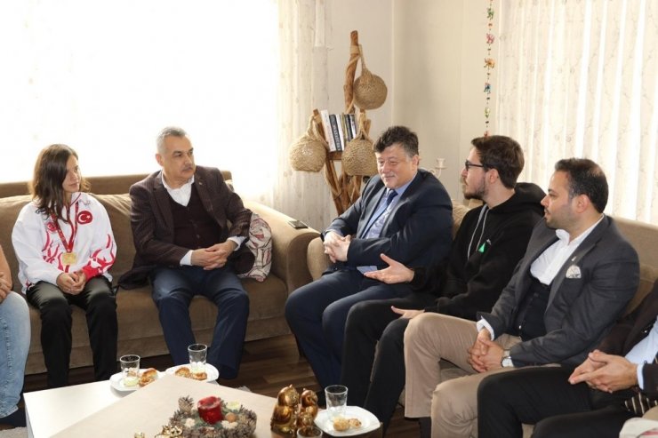 Savaş ve Fillikçioğlu’ndan Muaythai şampiyonu Beyza’ya tebrik ziyareti