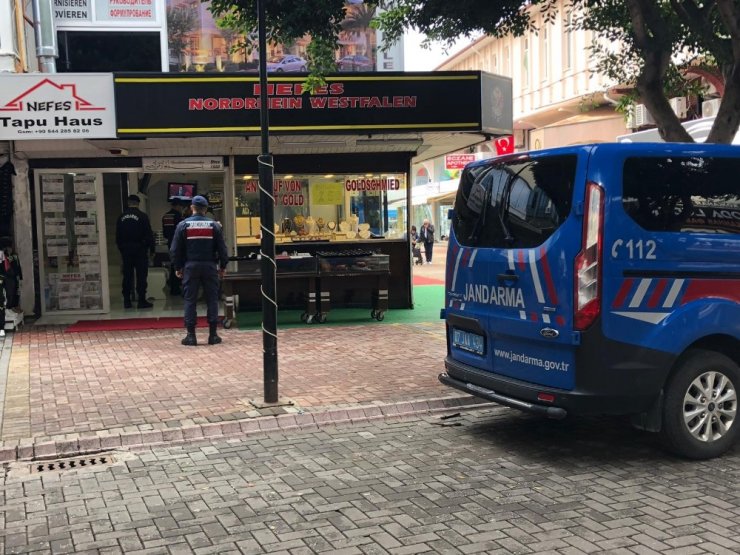 Kuyumcu dükkanına çatıdan girmek isteyen hırsız suçüstü yakalandı