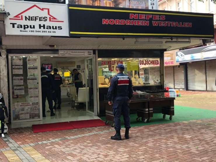 Kuyumcu dükkanına çatıdan girmek isteyen hırsız suçüstü yakalandı