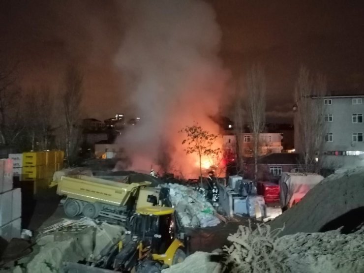 Ataşehir’de gecekondu alev alev yandı