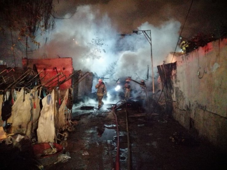 Ataşehir’de gecekondu alev alev yandı
